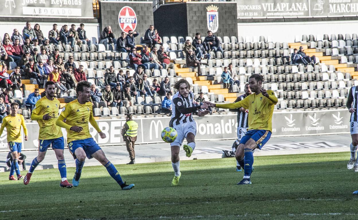 Álex Corredera dispara a portería rodeado de jugadores del Cádiz B