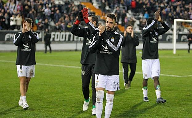 Guzmán y varios de sus compañeros agradecen al público del Nuevo Vivero el apoyo brindado en el partido de Copa del Rey disputado ayer