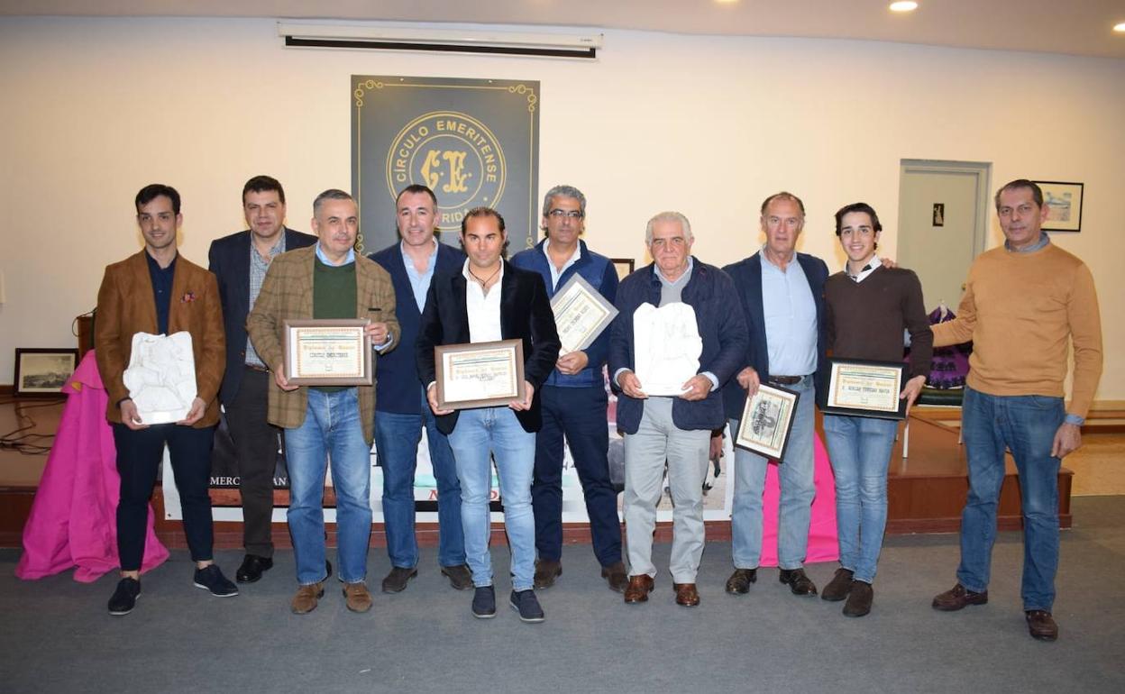 Foto de familia de directivos de la asociación taurina y los galardonados 