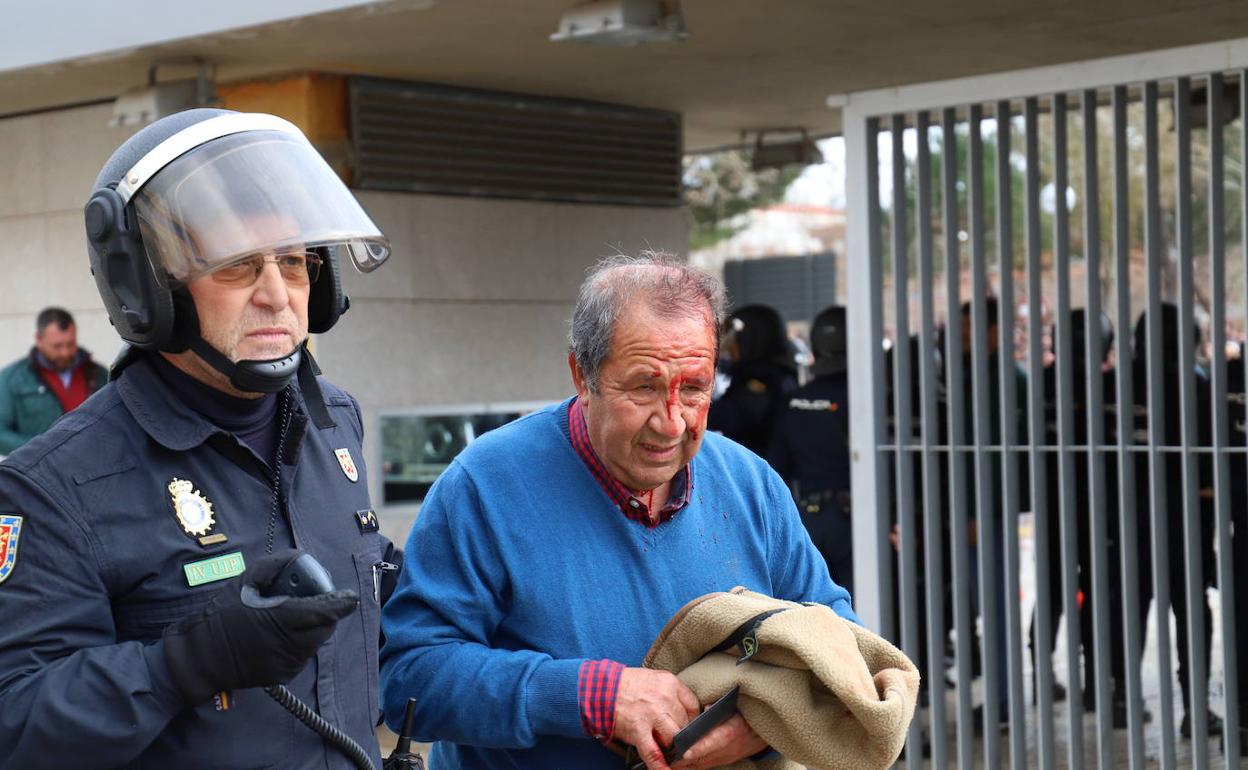 El PP vuelve a pedir el cese de García Seco, Cs dice que no entrará en «ese juego» y Podemos señala que la delegada se equivocó