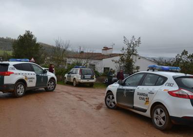 Imagen secundaria 1 - El cadáver de la mujer asesinada en Zafra es trasladado al Instituto Anatómico Forense de Badajoz