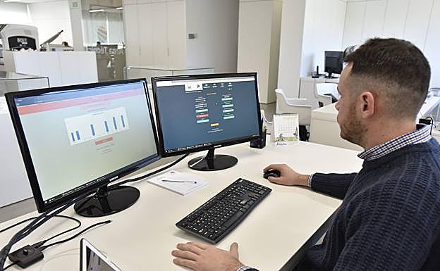 Valentín Pérez y Esther Albalá, dos de los creadores de Riega-T, observan los datos que presenta el dispositivo. HOY