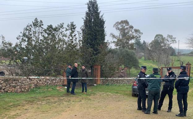 Cordón policial a las puertas de la finca. :: ANA MAGRO