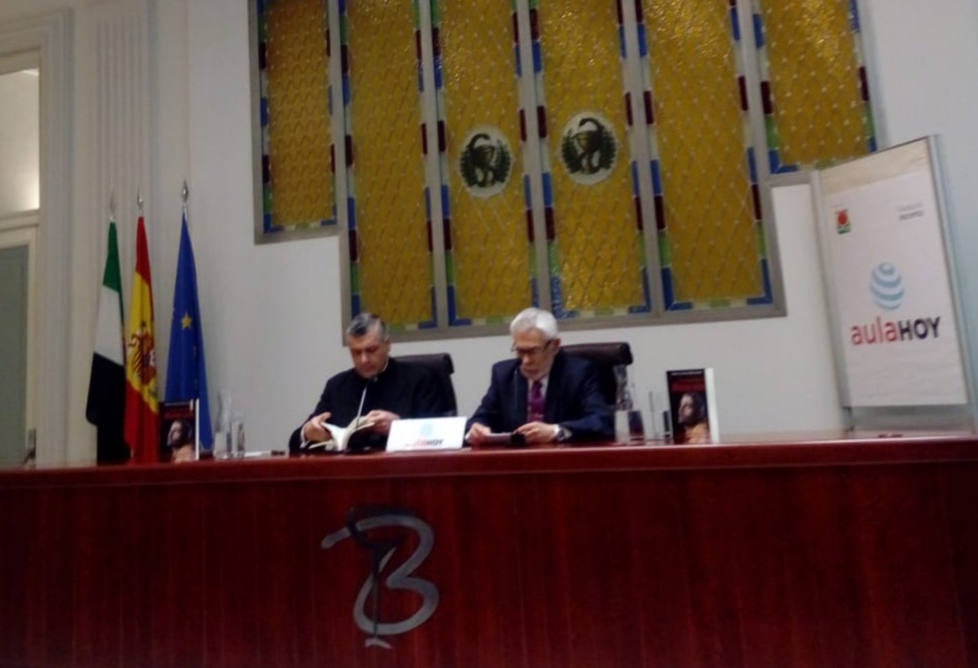 Nuria Cabanillas, con los aros olímpicos detrás, en el Día de la Paz.