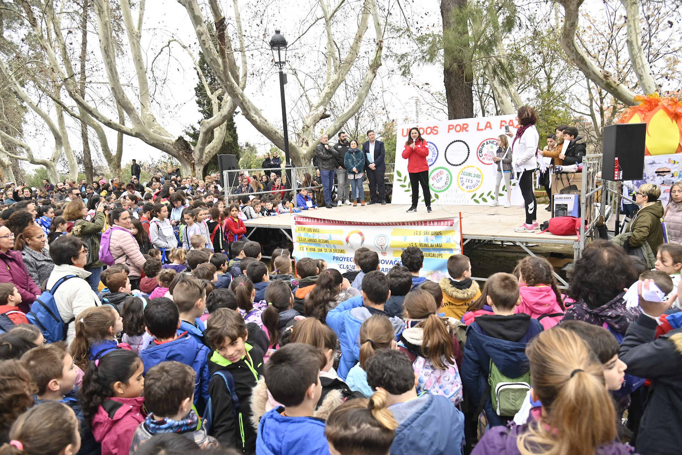 Nuria Cabanillas, con los aros olímpicos detrás, en el Día de la Paz.