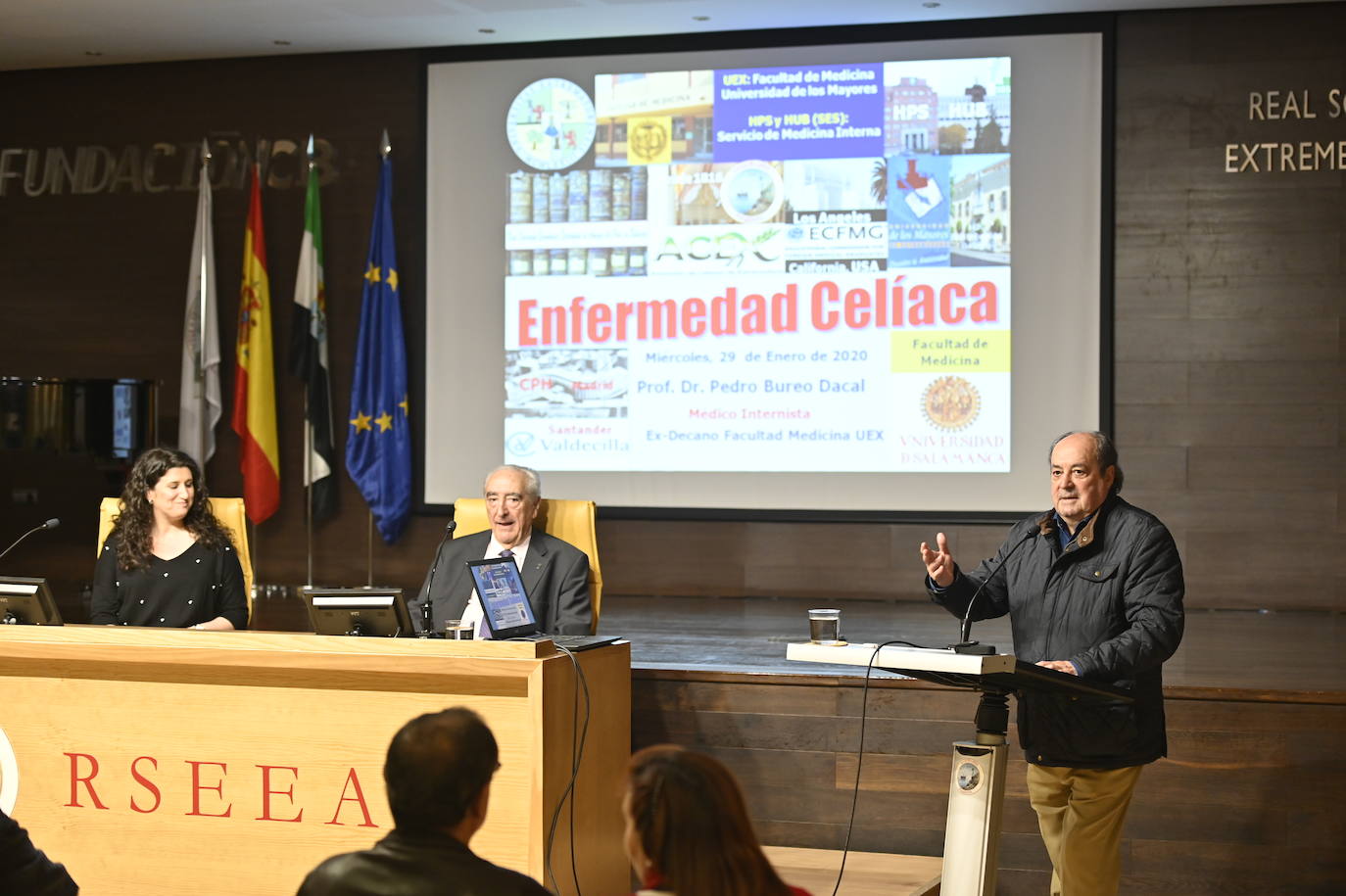 Nuria Cabanillas, con los aros olímpicos detrás, en el Día de la Paz.