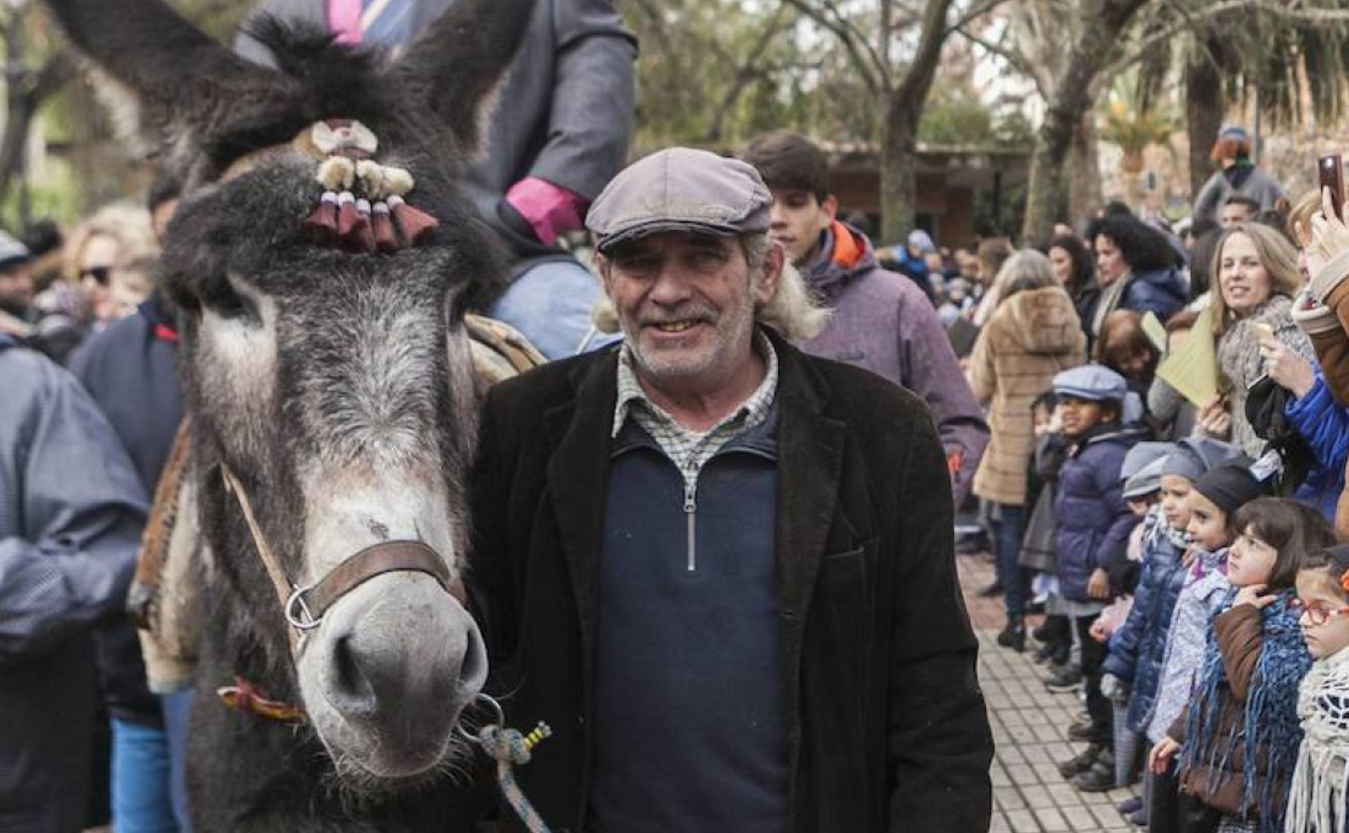 Imagen de Platero, el burro de la Plaza de Toros, con su dueño al lado.