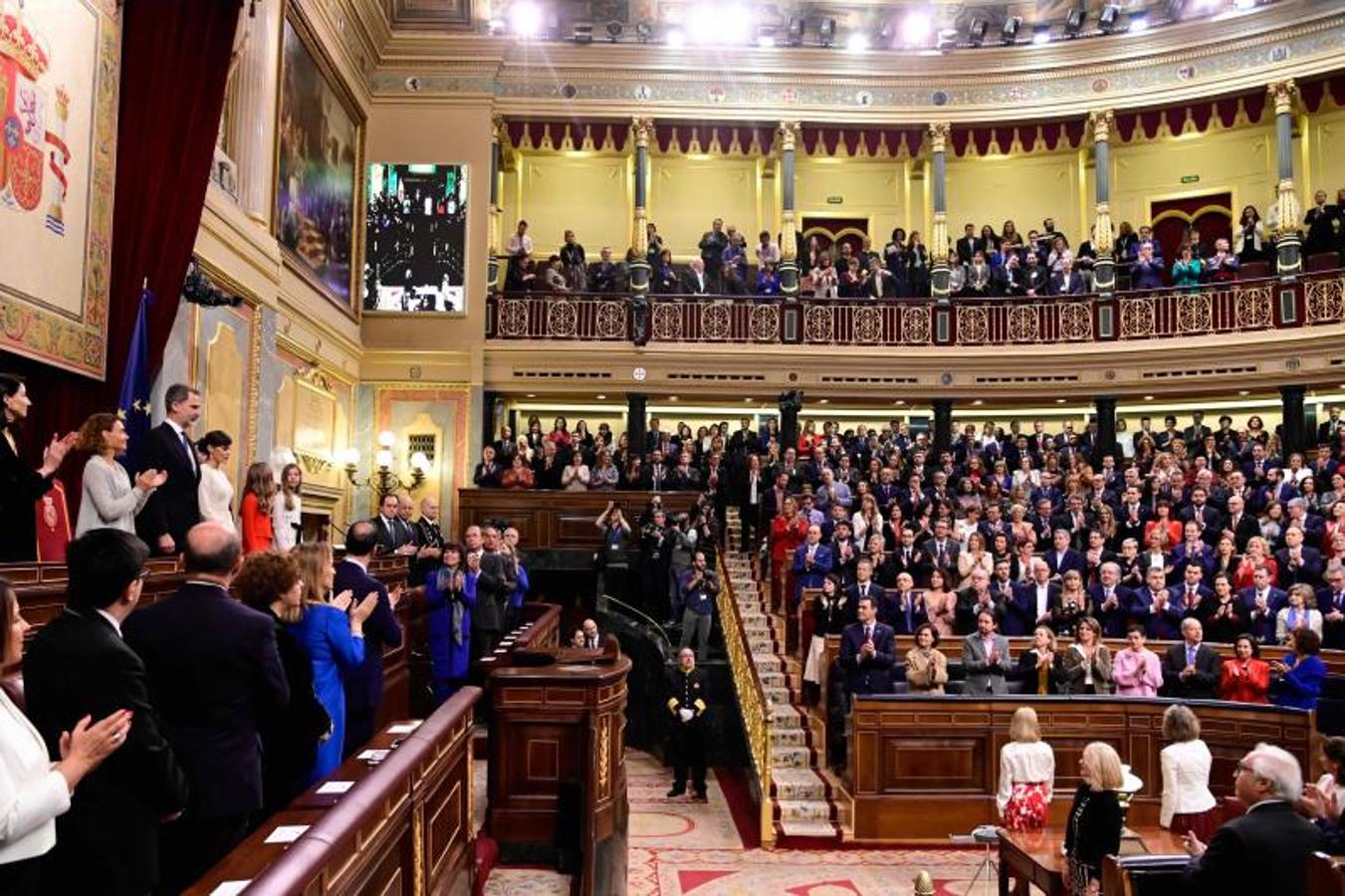 Los diputados aplauden a la Familia Real.