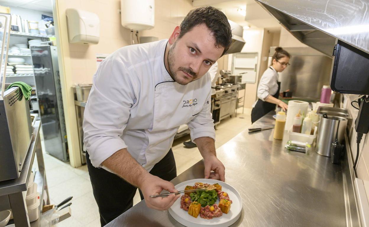 Juanma Salgado prepara un plato en su restaurante Dromo.