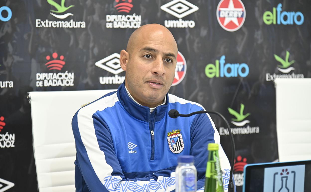 Mehdi Nafti durante una rueda de prensa como entrenador del CD Badajoz.