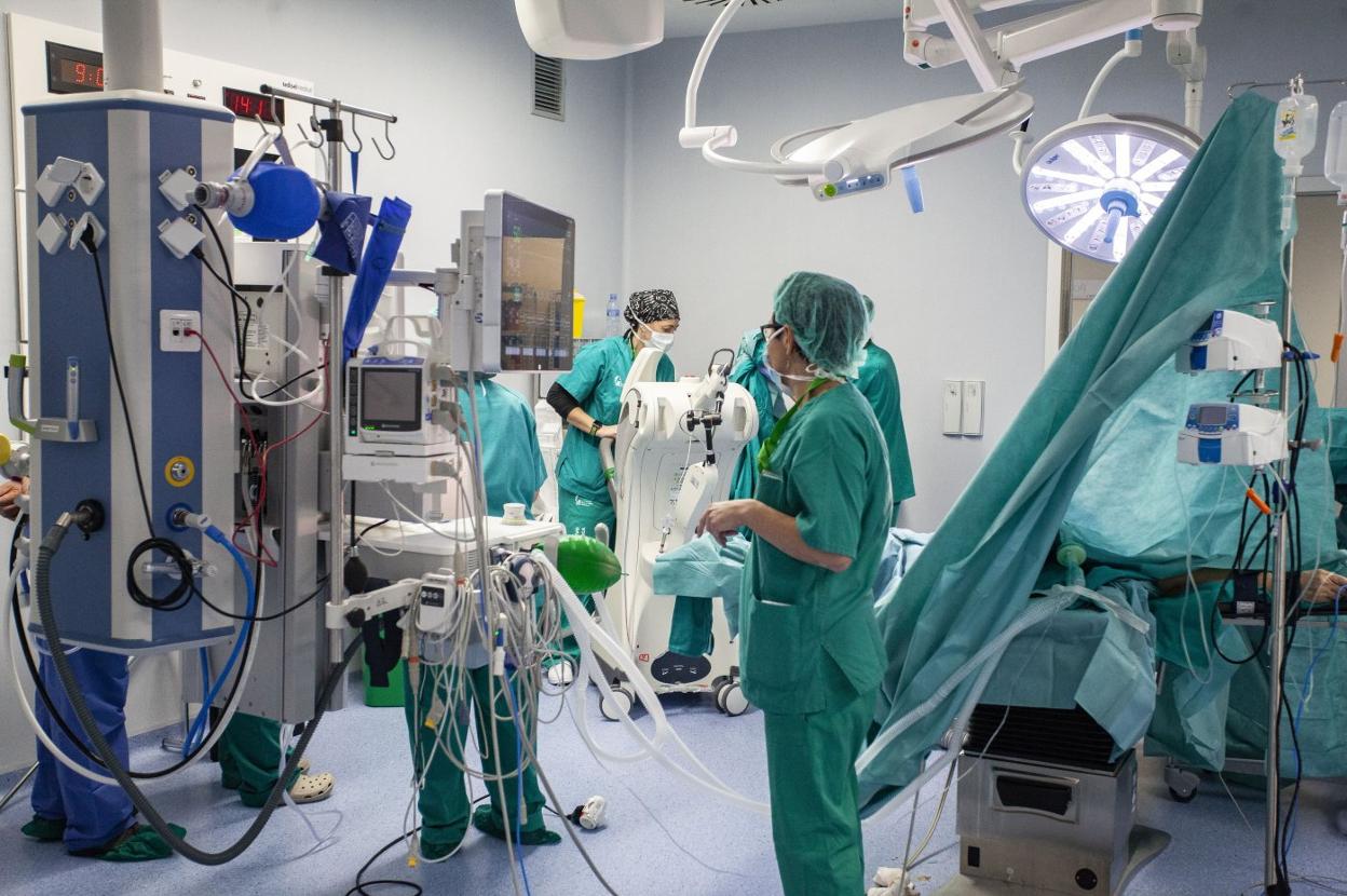  Profesionales preparando el quirófano para hacer una intervención de cáncer de mama en Cáceres. 