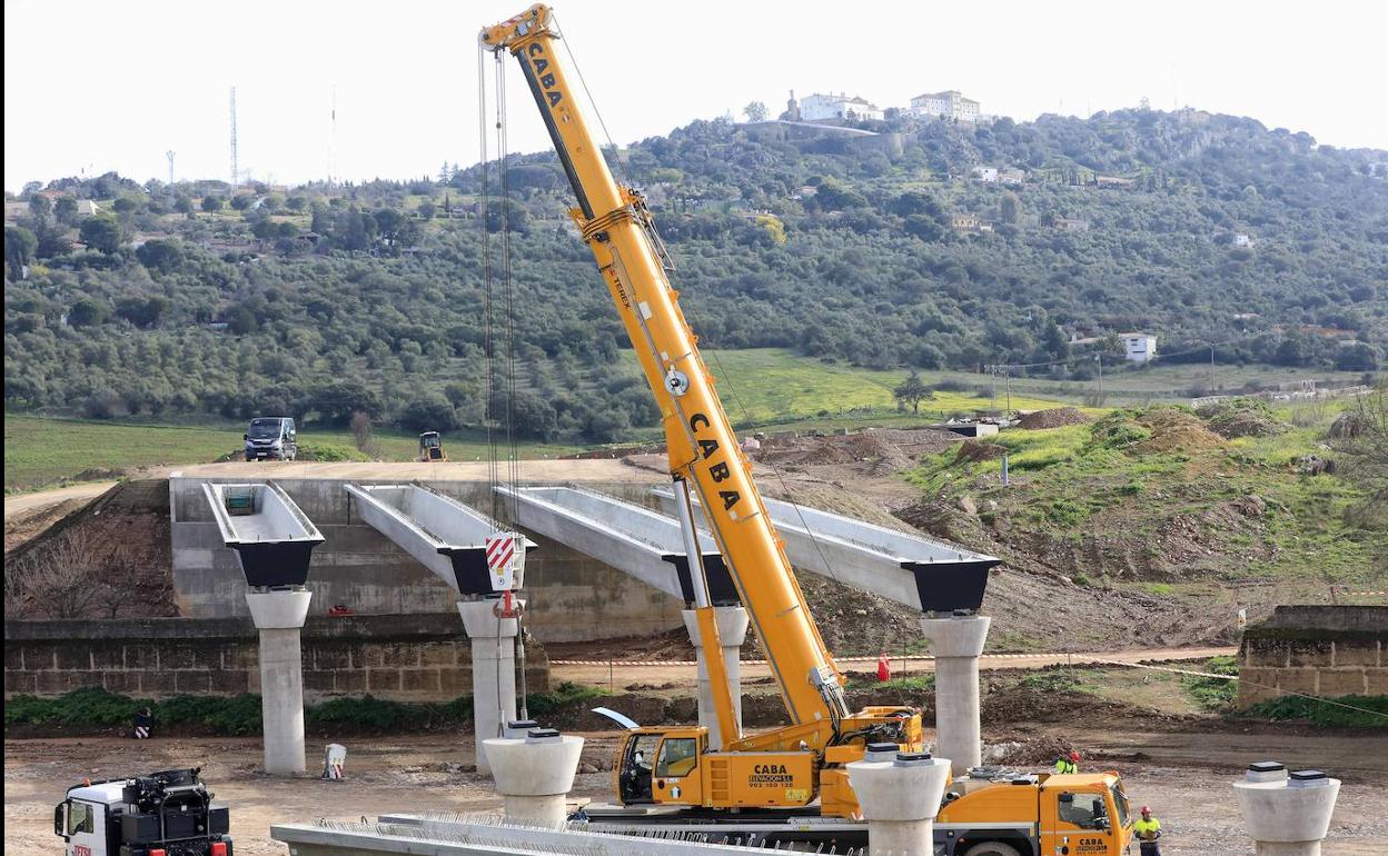 El primer viaducto de la Ronda Sureste va tomando forma sobre el Arroyo del Marco. 