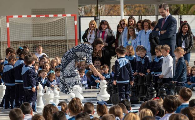 El rey Felipe y doña Letizia han jugado a un ajedrez gigante con los niños del colegio SAFA de Écija. 