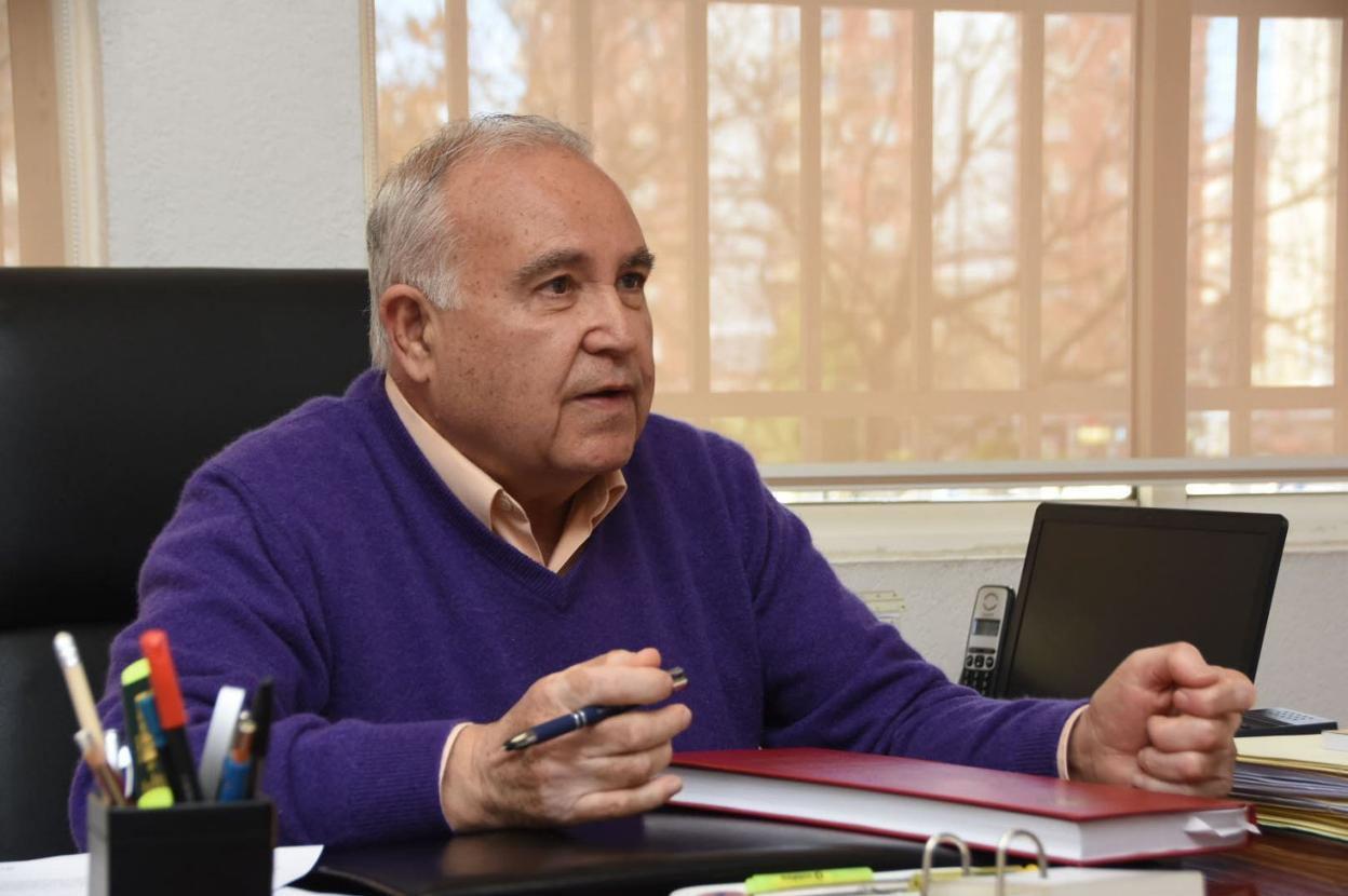 José Jerez Iglesias en su despacho de Badajoz. :: hoy