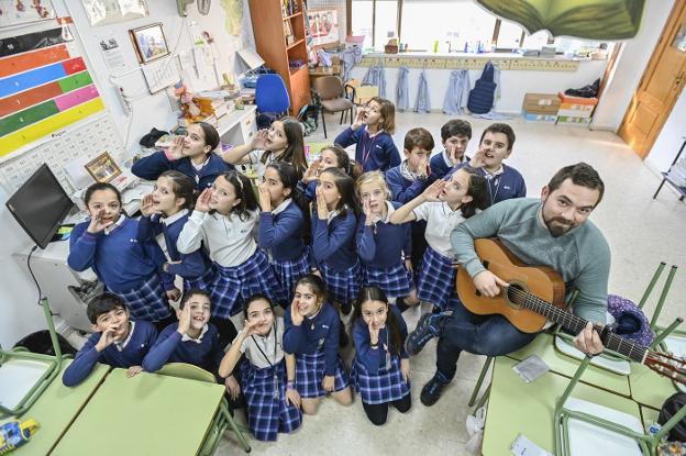 Los Supercocos en su colegio, la Sagrada Familia, con su monitor, Jesús Jiménez. :: j. v. arnelas