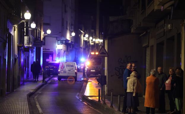 Imagen principal - Los vecinos de la calle Baños que sufrieron el escape de gas piden medidas de seguridad