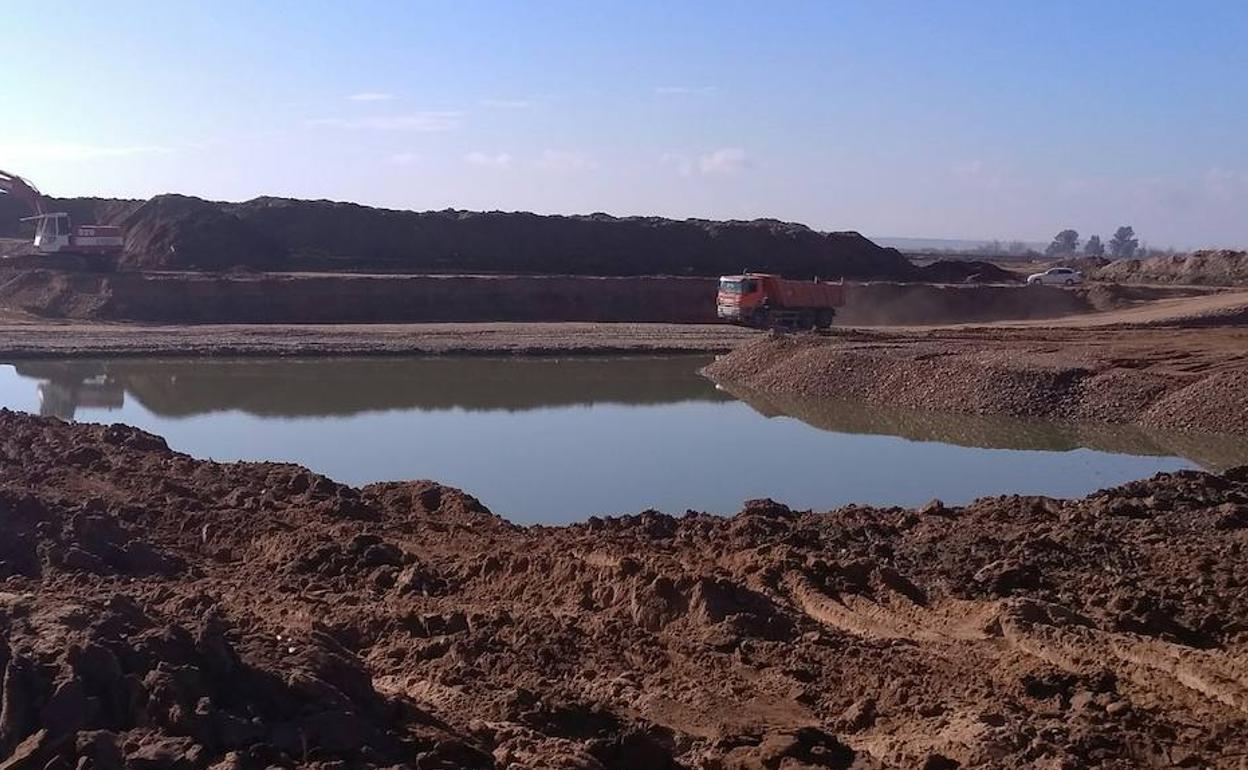 La Policía Local de Talavera la Real denuncia a una empresa por extraer áridos incumpliendo la Ley