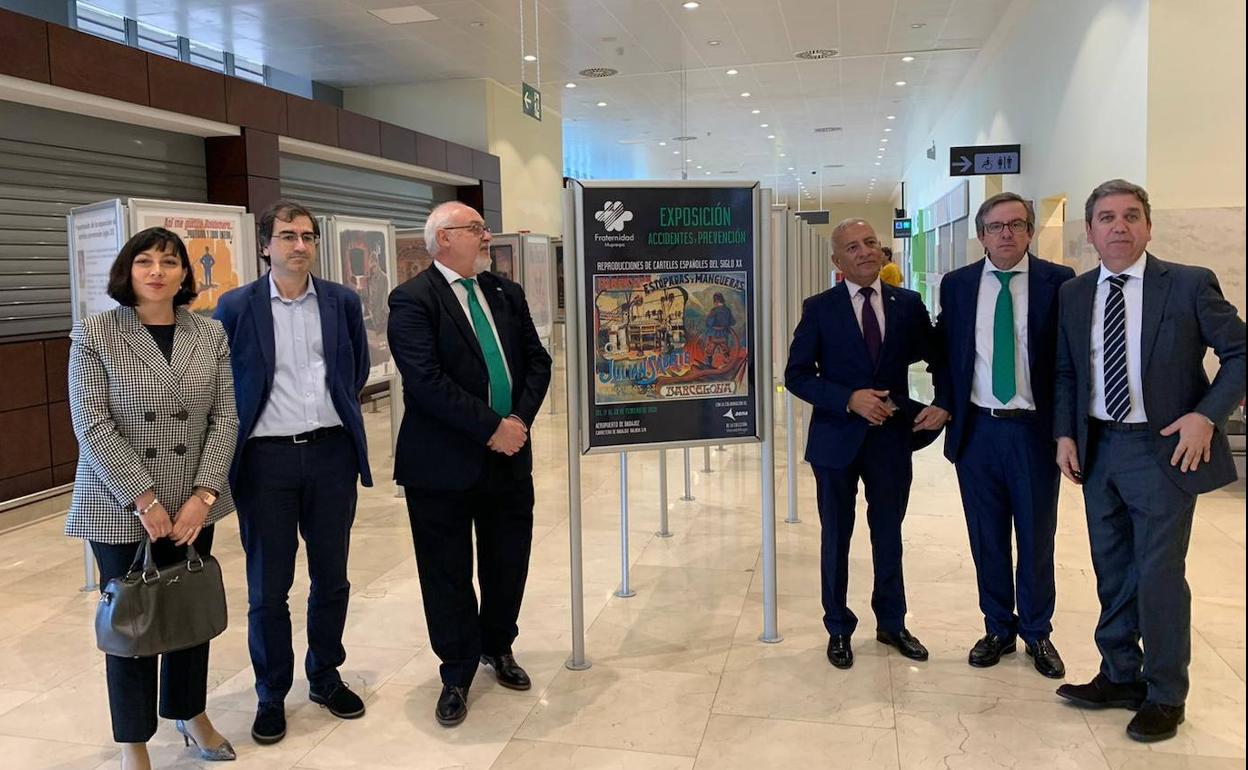 Muestra en el aeropuerto de Badajoz de carteles sobre accidentes y prevención