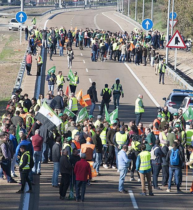 Manifestantes cortando la A-5 en Badajoz. 