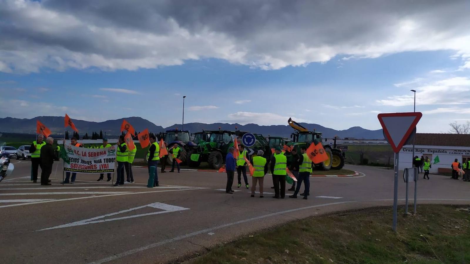 Fotos: Cortes de tráfico en Extremadura durante la jornada de protesta de los agricultores