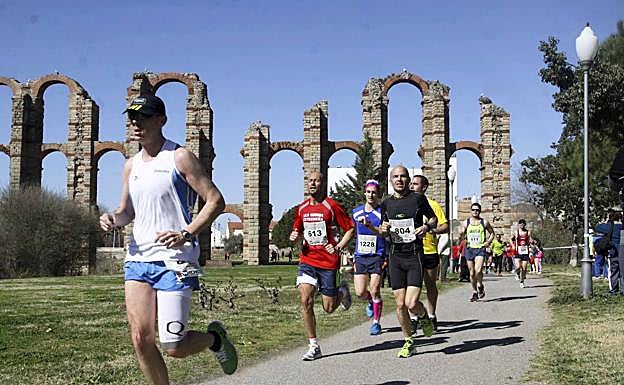 Participantes en un pasada edición de la Media Maratón de Mérida.: HOY