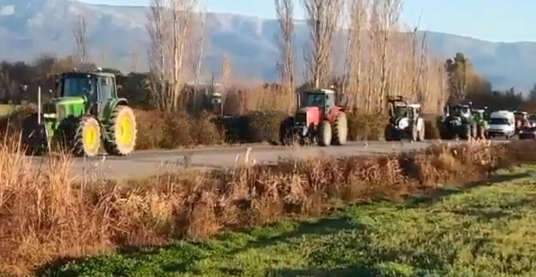 Fotos: Cortes de tráfico en Extremadura durante la jornada de protesta de los agricultores