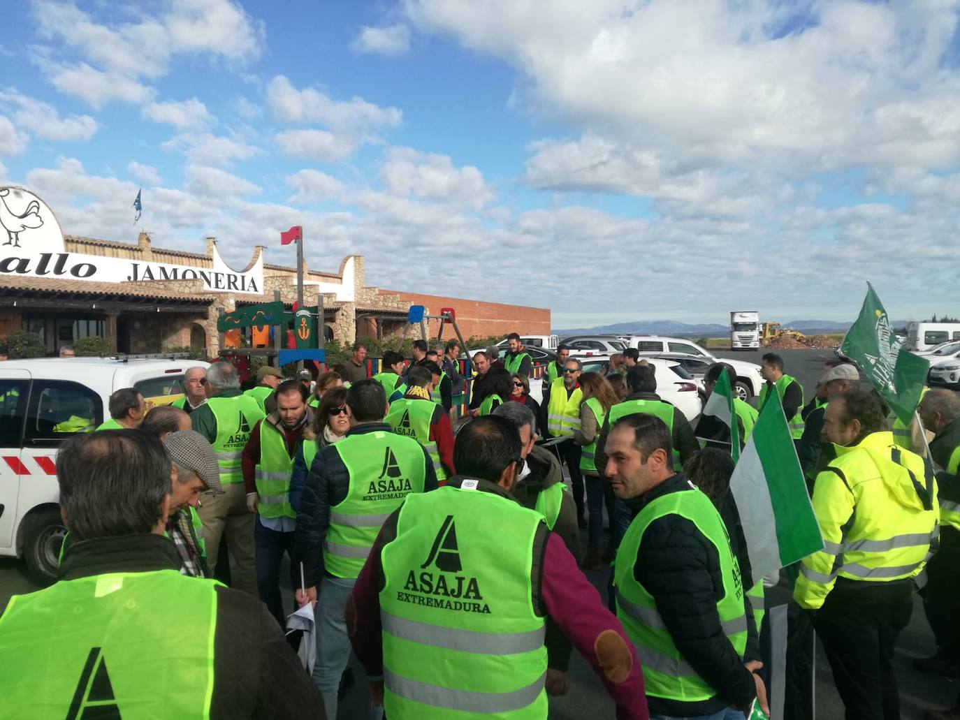 Fotos: Cortes de tráfico en Extremadura durante la jornada de protesta de los agricultores