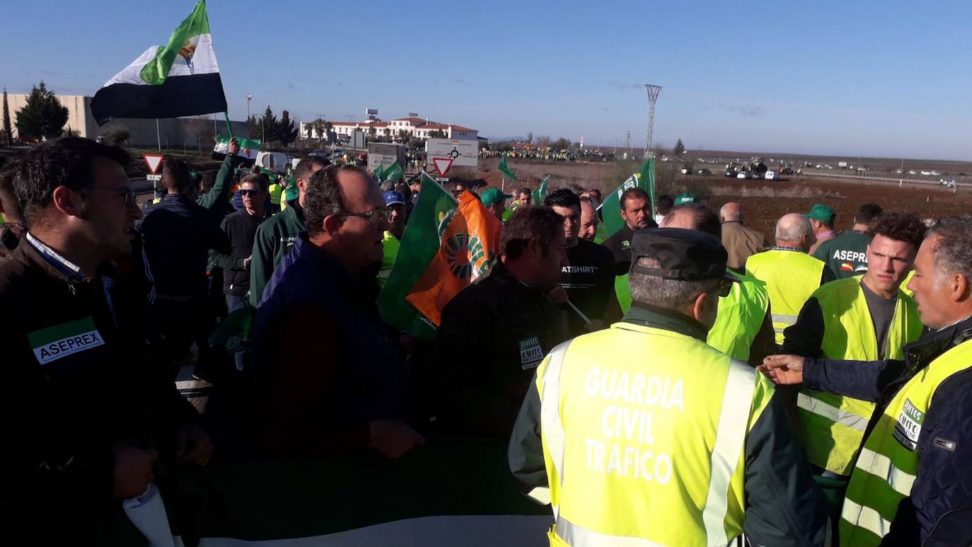 Fotos: Cortes de tráfico en Extremadura durante la jornada de protesta de los agricultores