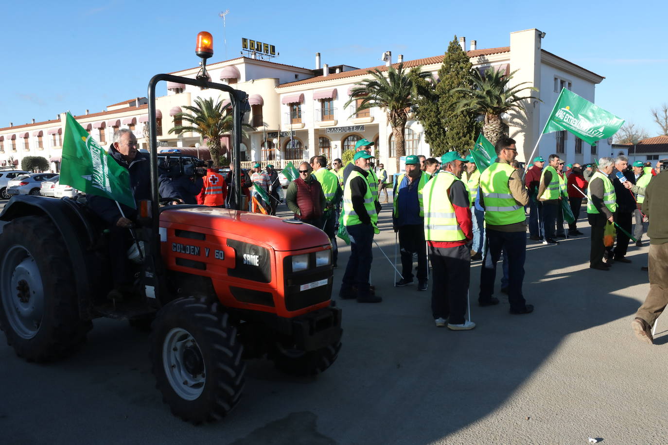 Fotos: Cortes de tráfico en Extremadura durante la jornada de protesta de los agricultores