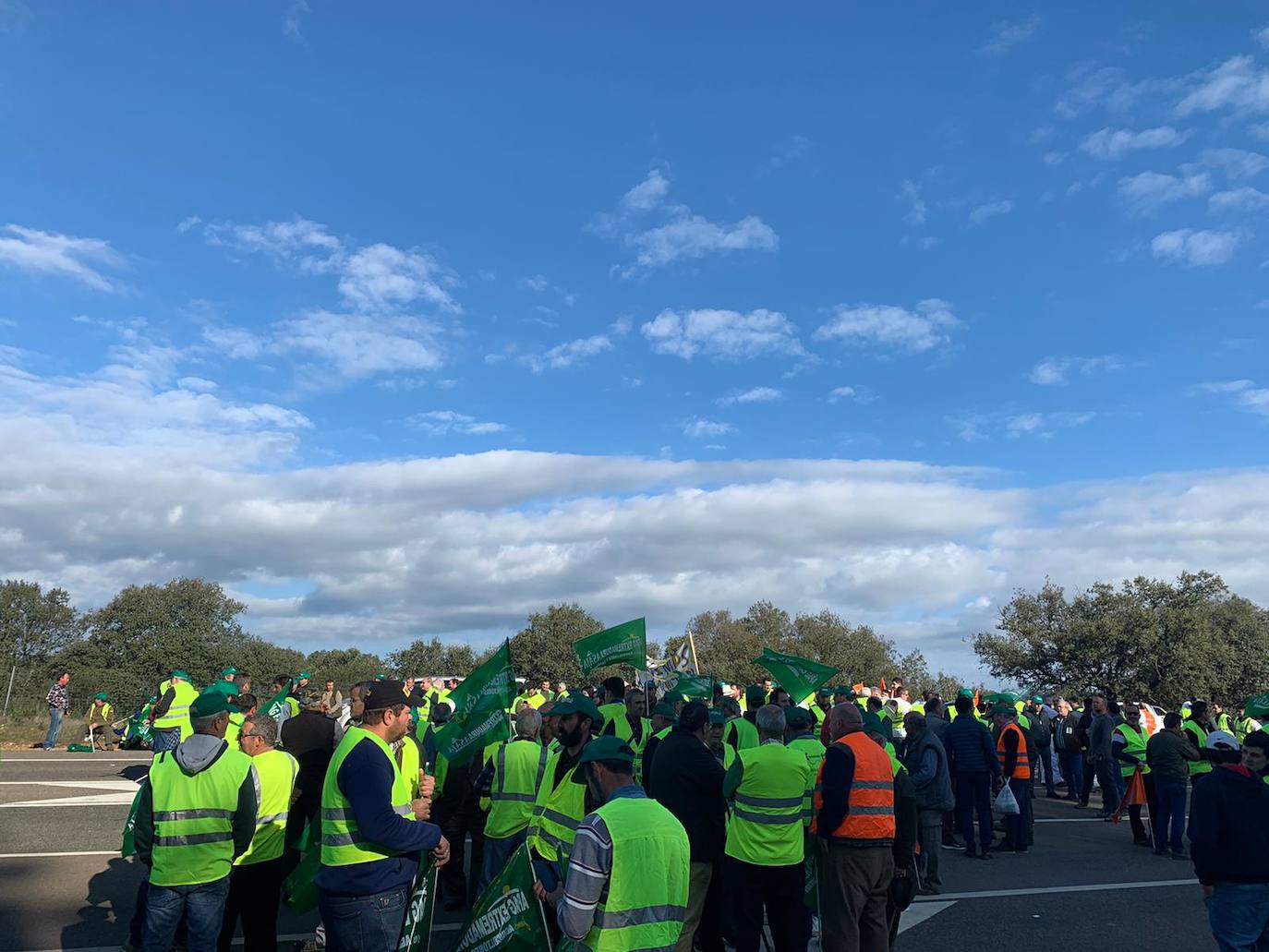 Fotos: Cortes de tráfico en Extremadura durante la jornada de protesta de los agricultores