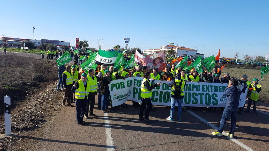 Fotos: Cortes de tráfico en Extremadura durante la jornada de protesta de los agricultores