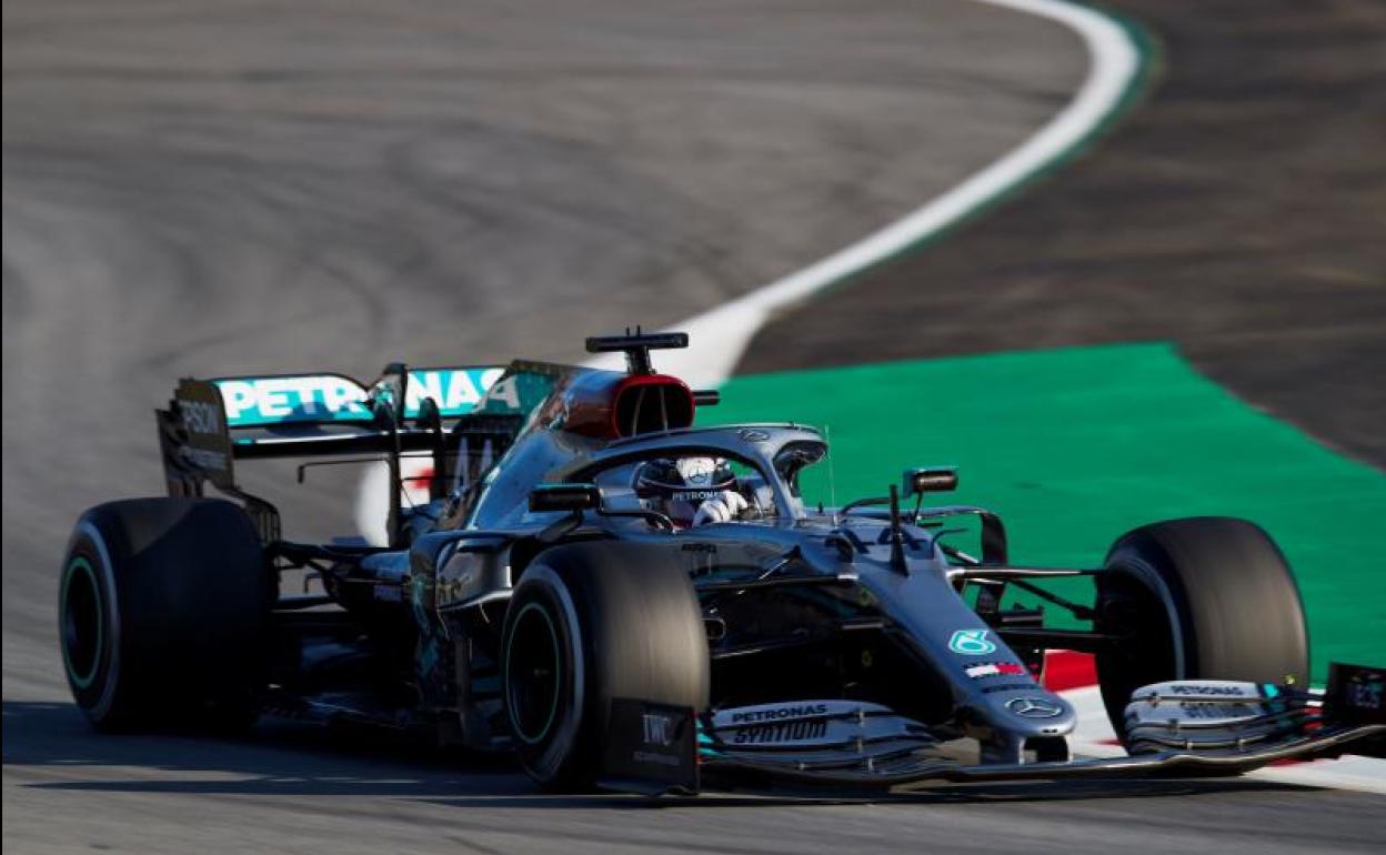 El Mercedes de Lewis Hamilton, durante la primera jornada de ensayos en el Circuito de Barcelona-Cataluña. 