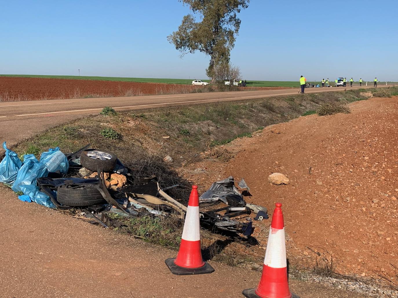 Fotos: Dos fallecidos y cinco heridos graves en una colisión en Calzadilla de los Barros