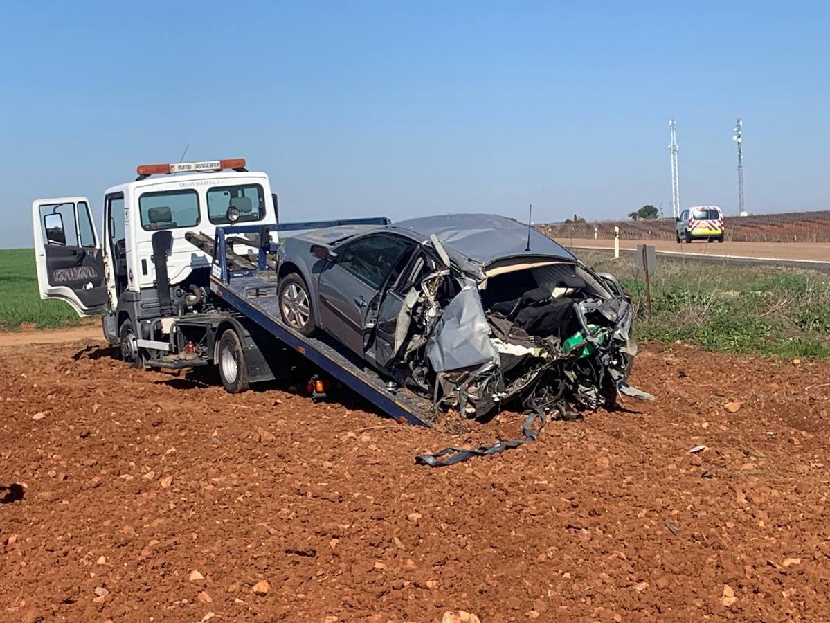 Fotos: Dos fallecidos y cinco heridos graves en una colisión en Calzadilla de los Barros