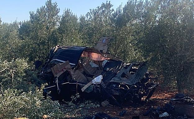 El Volkswagen Touareg acabó empotrado en un olivar. 