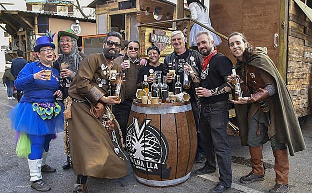 Artefactos. Los vehículos del Carnaval se concentraron en Saavedra Palmeiro.
