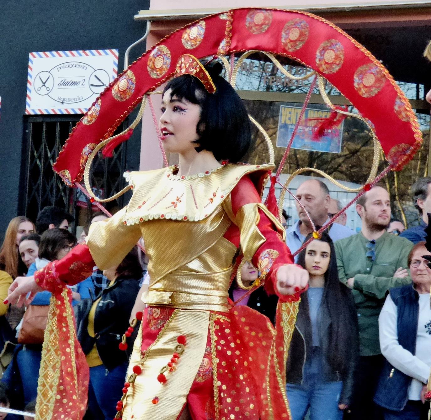 Fotos: Lleno absoluto en el desfile de carrozas y comparsas en Navalmoral