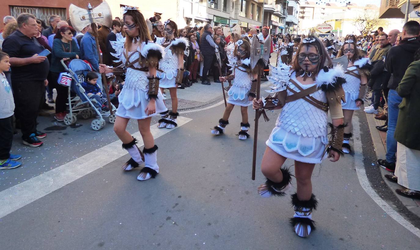 Fotos: Lleno absoluto en el desfile de carrozas y comparsas en Navalmoral