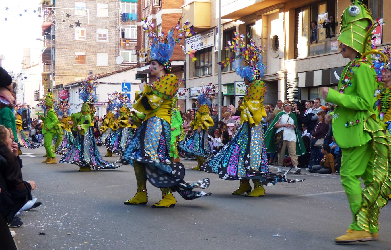 Fotos: Lleno absoluto en el desfile de carrozas y comparsas en Navalmoral
