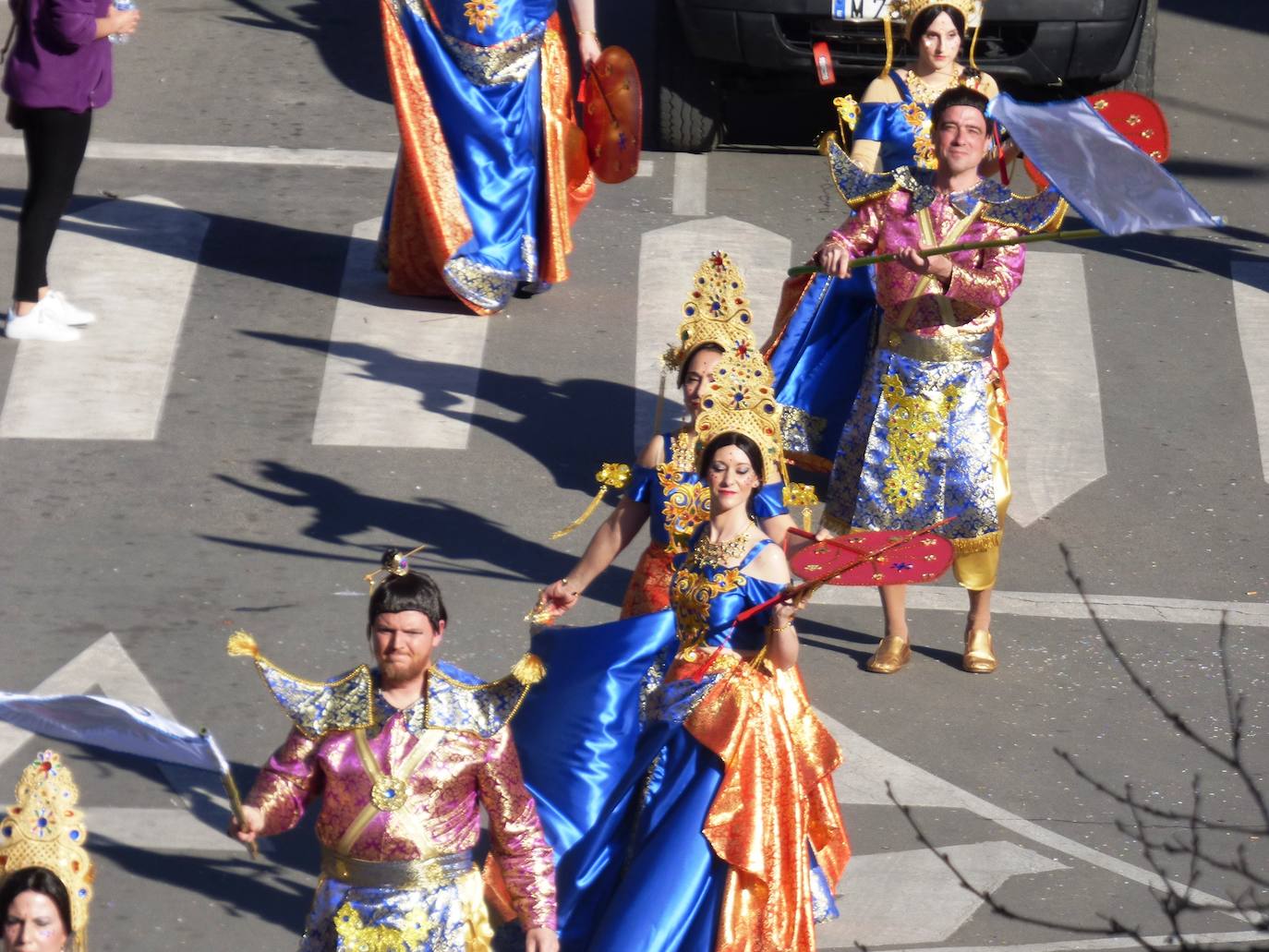Fotos: Lleno absoluto en el desfile de carrozas y comparsas en Navalmoral