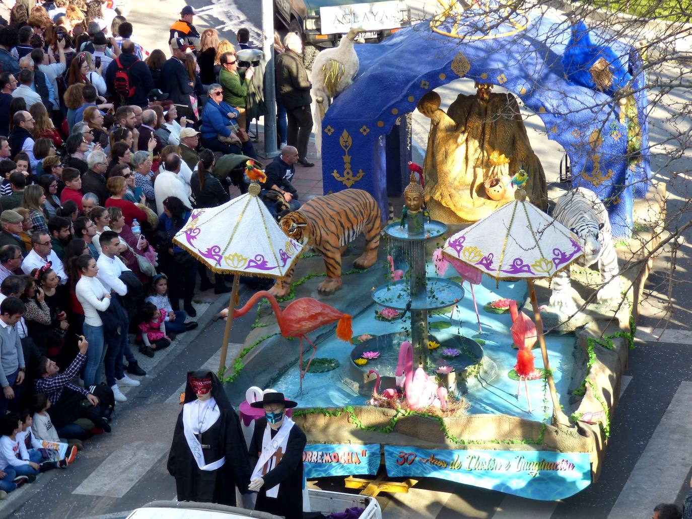 Fotos: Lleno absoluto en el desfile de carrozas y comparsas en Navalmoral
