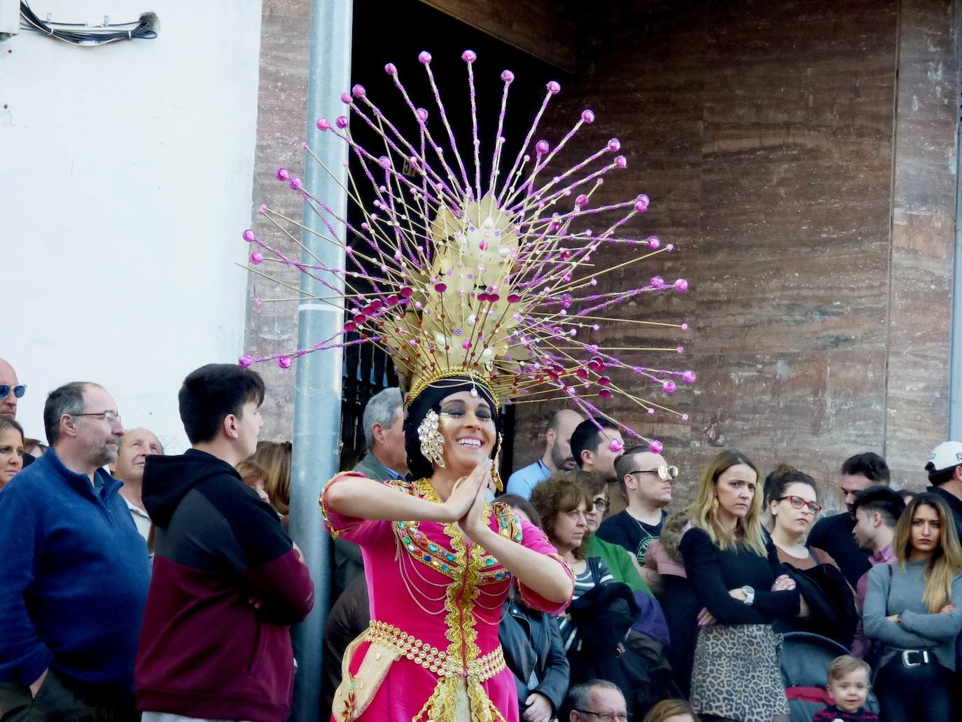 Fotos: Lleno absoluto en el desfile de carrozas y comparsas en Navalmoral