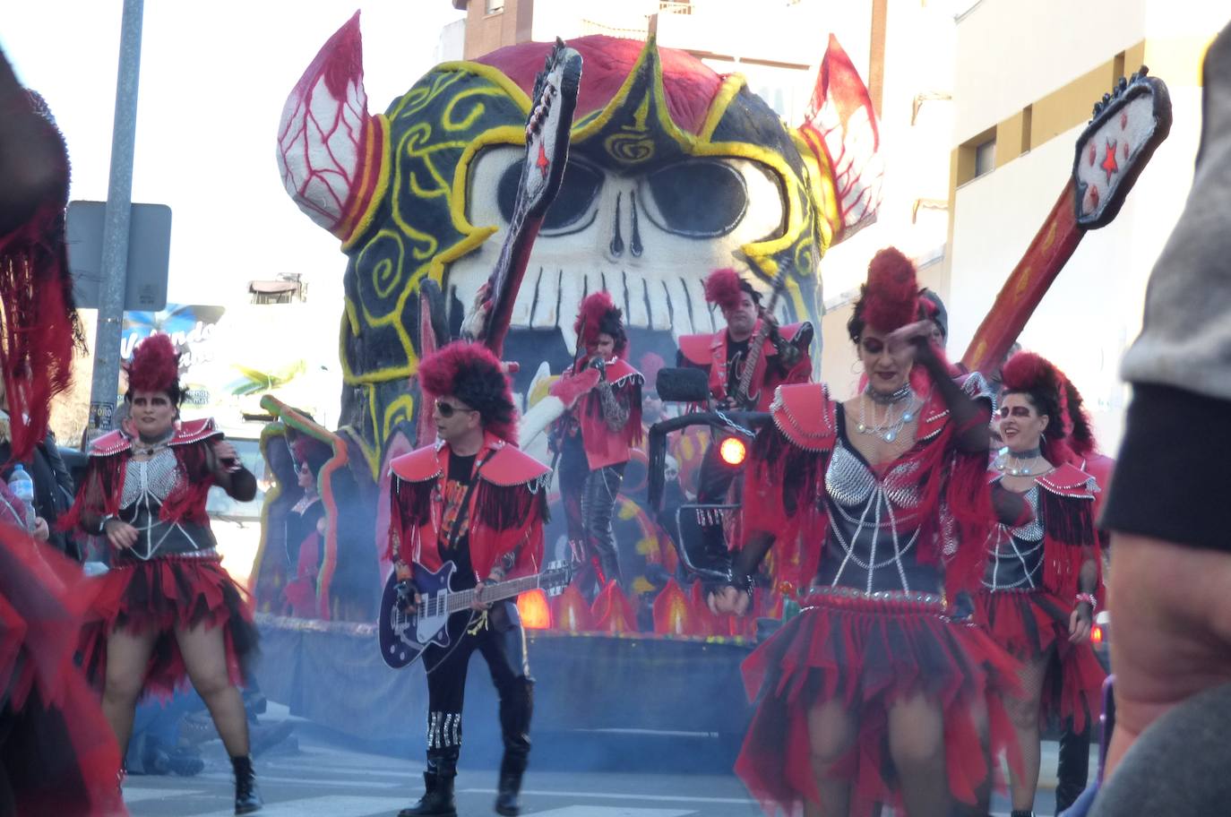 Fotos: Lleno absoluto en el desfile de carrozas y comparsas en Navalmoral