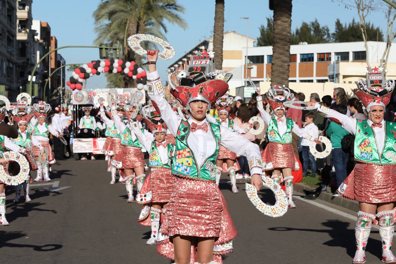 Fotos: Los Zanzarines Emeritenses se alzan con el primer premio del pasacalles