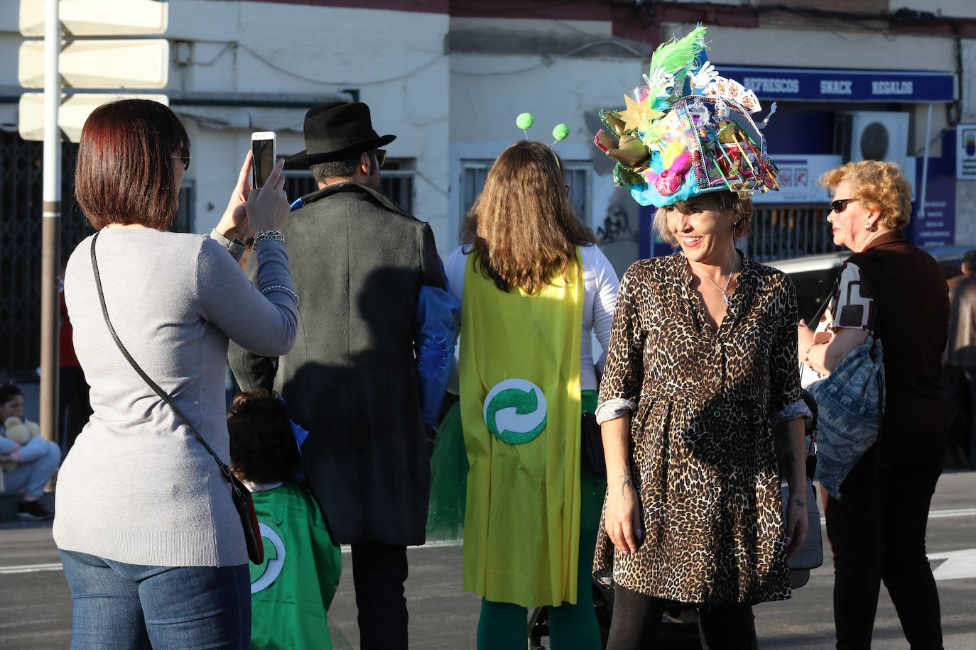 Fotos: Los Zanzarines Emeritenses se alzan con el primer premio del pasacalles