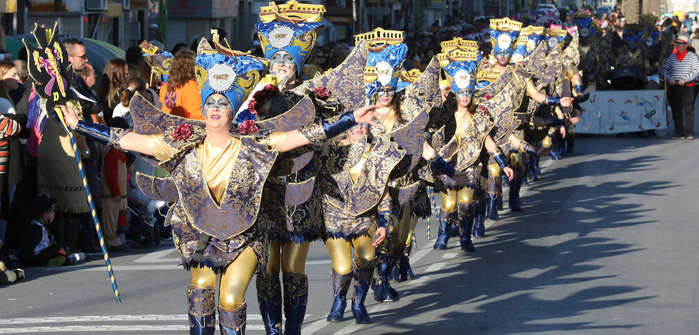 Fotos: Los Zanzarines Emeritenses se alzan con el primer premio del pasacalles