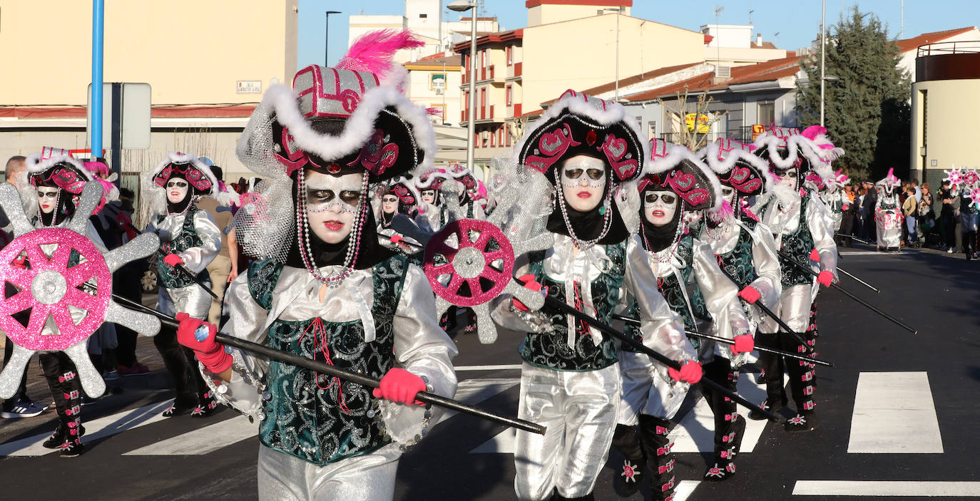 Fotos: Los Zanzarines Emeritenses se alzan con el primer premio del pasacalles