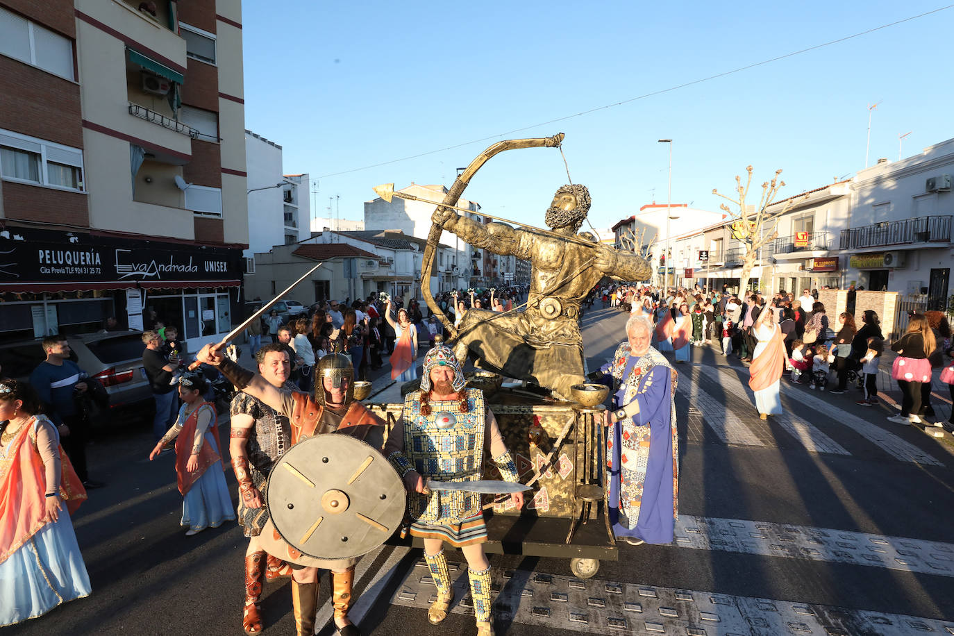 Fotos: Los Zanzarines Emeritenses se alzan con el primer premio del pasacalles