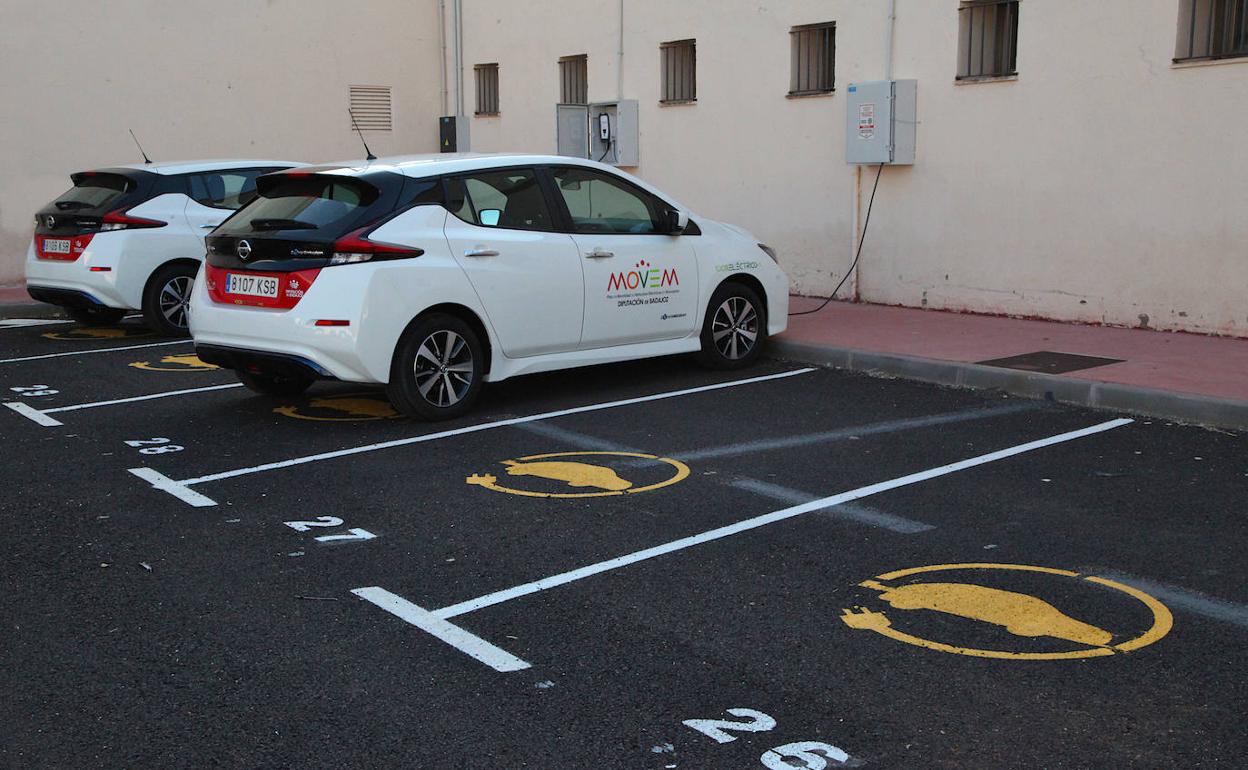 Recarga de un vehículo eléctrico adquirido con el plan Movem de la Diputación. 