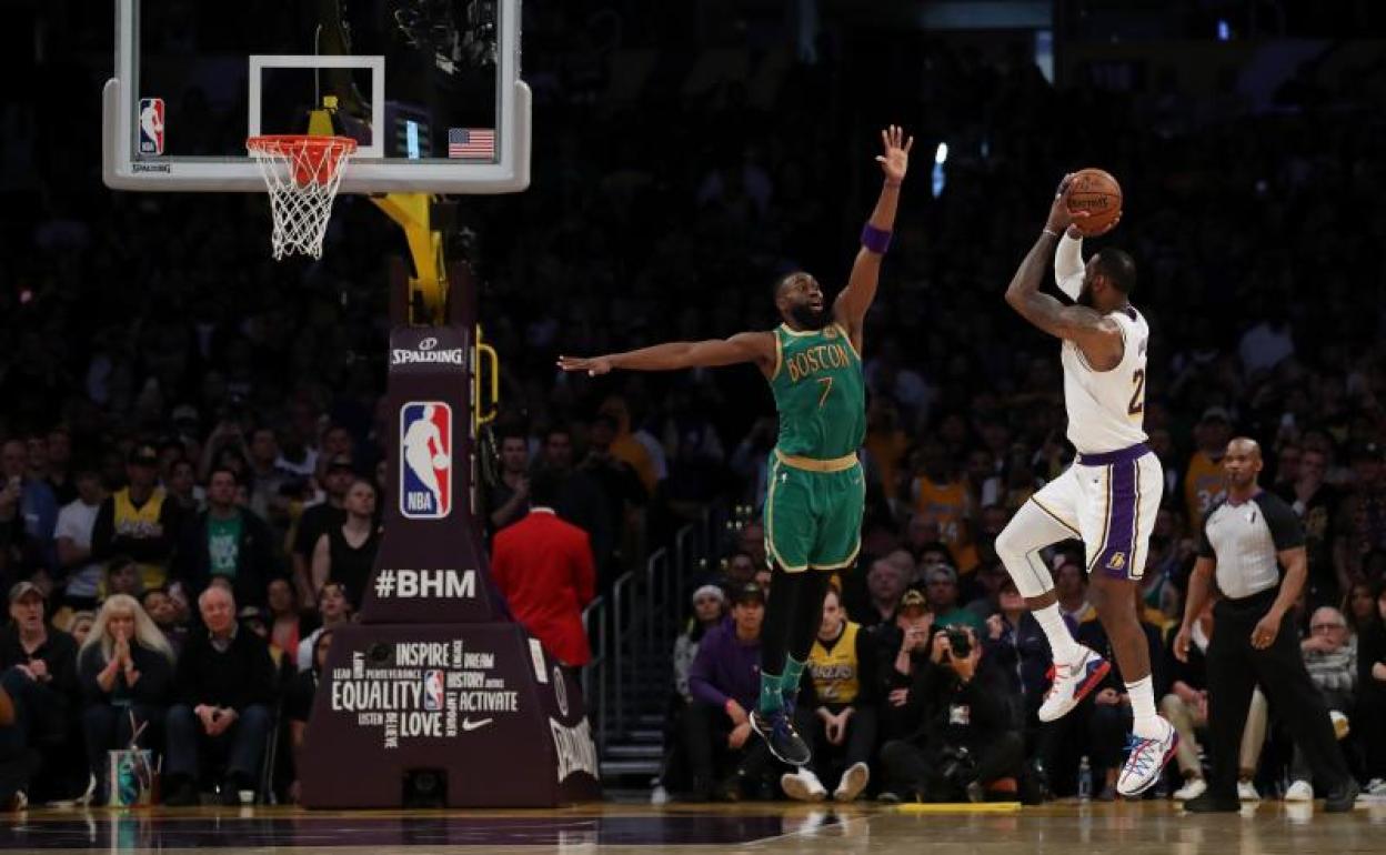 LeBron James, durante un lanzamiento ante los Celtics.